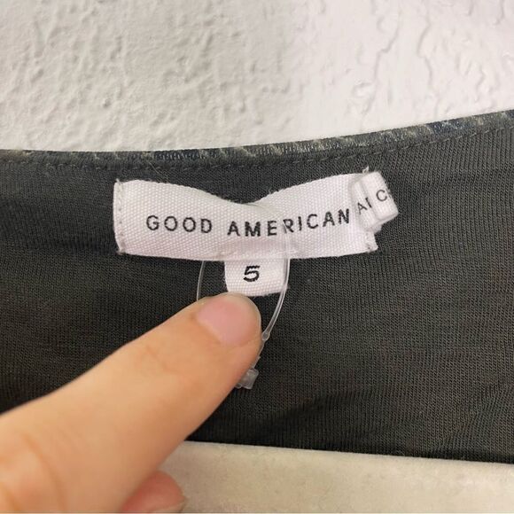 Good American Green Snakeskin V Neck Long Sleeve Cropped Top - Picture 5 of 6